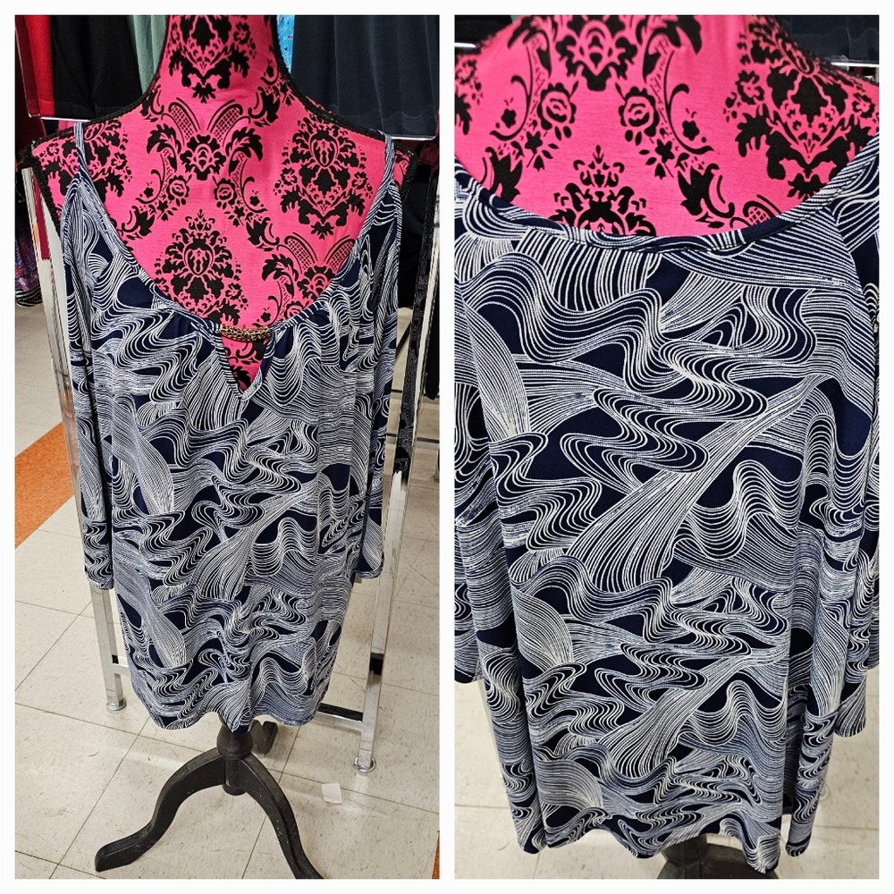FRONT OF CLOSET WOMAN'S 3X TOP